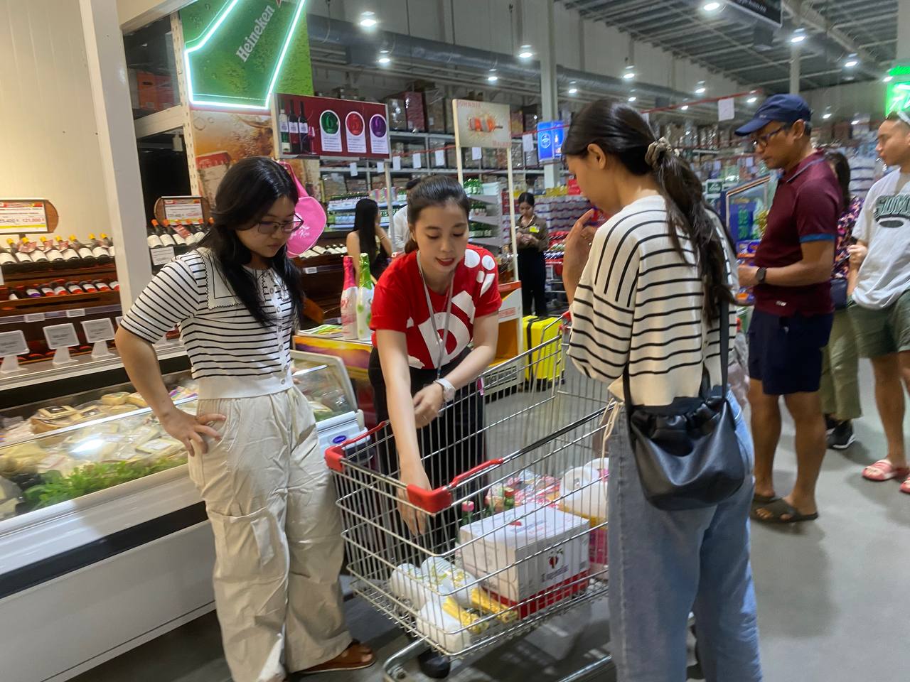 SPY Sparkle Fruit Revolutionizing FMCG Distribution with Da Houg Heng at Makro Cambodia - Image 58